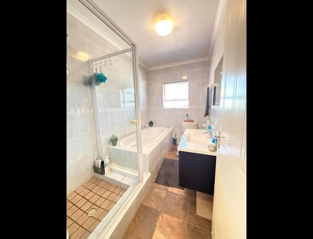 3 BEDROOM HOUSE FOR SALE IN TAFELZICHT